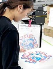 Tシャツのプリント工場で働く職人