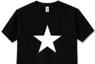 シンプルな印象：ブラックTシャツ×ホワイトプリント